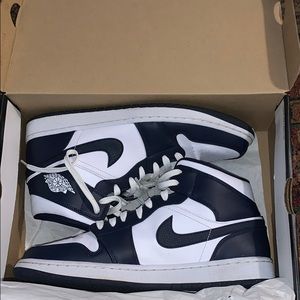 Jordan 1 Mid Obsidian/Gold